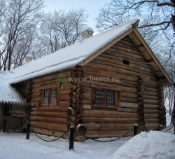 Старый русский деревянный сруб