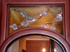 Деревянная арка с витражом