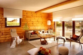 Гостиная деревянного дома в скандинавском стиле интерьера