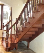 Деревянная лестница с забежными ступенями