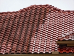 Крыша деревянного дома из черепицы