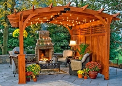 Деревянная беседка на загородном участке