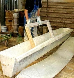 Антисептическая обработка деревянного окна в ванной методом погружения