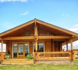 Деревянный дом из оцилиндрованного бревна