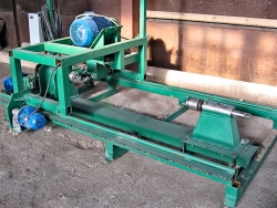 Станок для производства оцилиндрованного бревна токарного типа Станок для производства оцилиндрованного бревна токарного типа