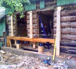 Вывешивание дома домкратами Вывешивание дома домкратами