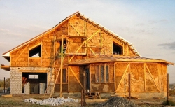 Деревянный каркасный дом с утеплителем из прессованной соломы
