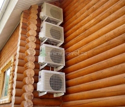 Блоки кондиционеров установленных на стене деревянного дома